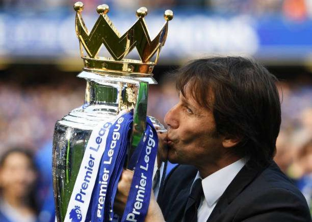 antonio-conte-manager-of-chelsea-kisses-the-premier-league-trophy-picture-id686365810-800