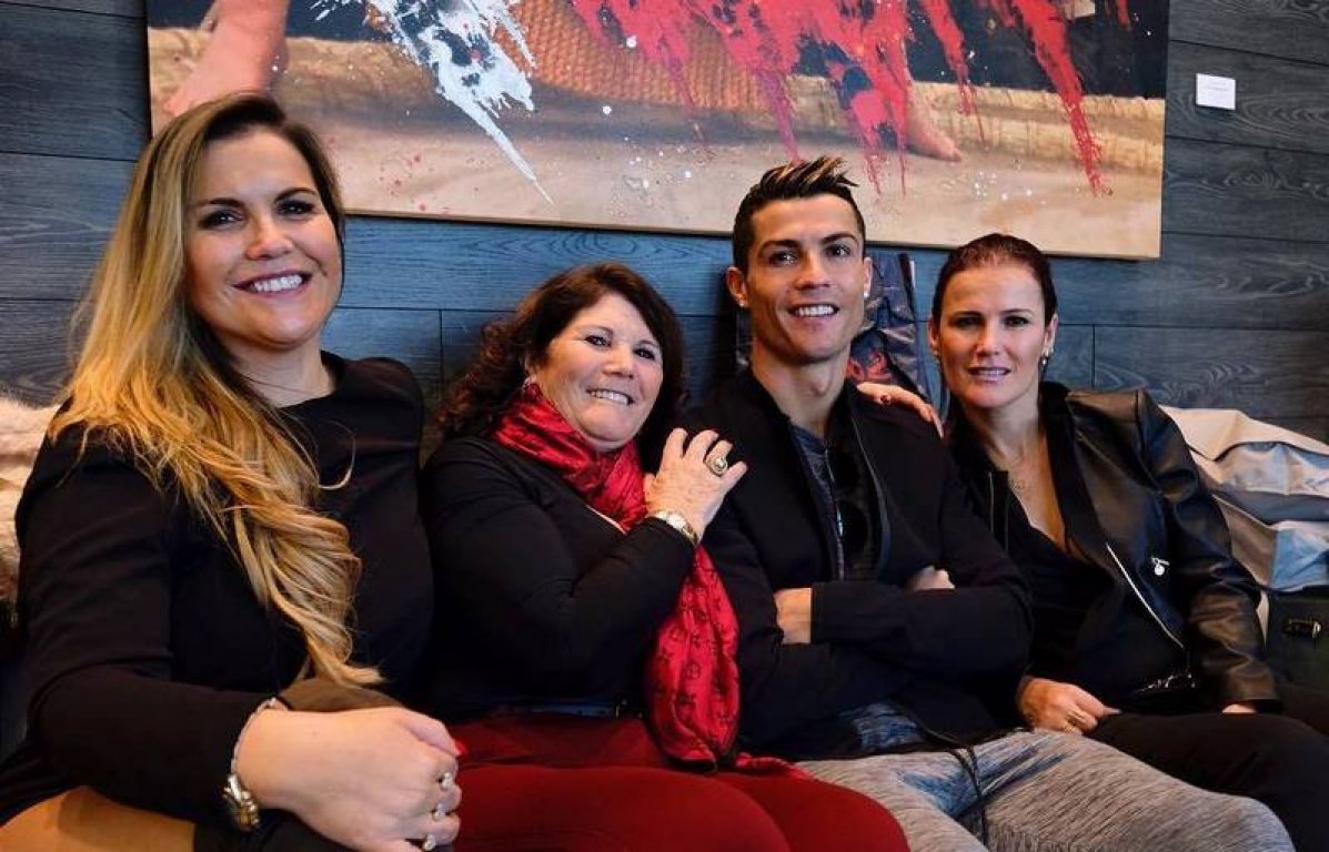 cristiano-ronaldo-family-mother-sisters-1