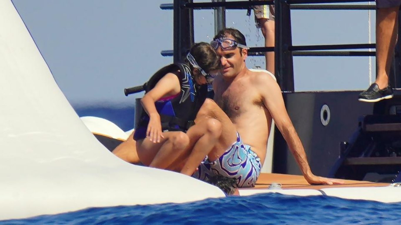 FEDERER RASPIŠTOLJEN, MIRKA U NEZGODNOM POLOŽAJU Teniser na jahti čuvenog  milijardera, ali svi zure u njegovu suprugu (FOTO) | Sport.ba